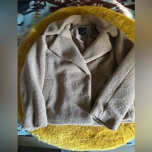 Teddy jacket with snap buttons.